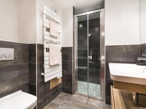 une salle de bain avec une douche, des toilettes et un lavabo dans l'établissement Magnifique 4 pièces avec piscine, jacuzzi, et cheminée à Avoriaz - FR-1-314-133, à Avoriaz