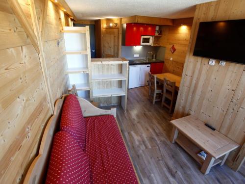 - un salon avec un canapé dans une petite maison dans l'établissement Appartement rénové 4 personnes avec balcon, centre Avoriaz, ski et commerces à proximité - FR-1-314-138, à Avoriaz