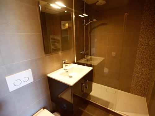 une salle de bain avec un lavabo, des toilettes et un miroir dans l'établissement Appartement rénové 4 personnes avec balcon, centre Avoriaz, ski et commerces à proximité - FR-1-314-138, à Avoriaz