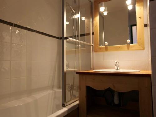 une salle de bain avec un lavabo, un miroir et une baignoire dans l'établissement Charmant 2 pièces cabine 6 pers, balcon sud, proche pistes et commerces, Avoriaz - FR-1-314-139, à Avoriaz