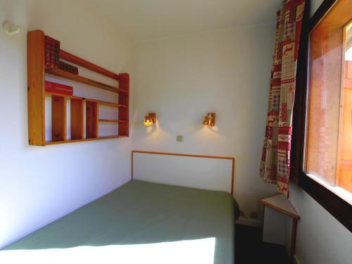 une petite chambre avec un lit et une fenêtre dans l'établissement Charmant 2 pièces cabine 6 pers, balcon sud, proche pistes et commerces, Avoriaz - FR-1-314-139, à Avoriaz