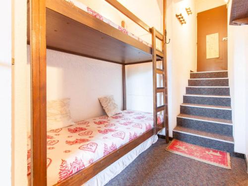 Ce lit superposé se trouve dans un dortoir doté d'un escalier. dans l'établissement Charmant studio 4 pers, centre d'Avoriaz, balcon sud, WiFi, proche commerces et pistes - FR-1-314-187, à Avoriaz