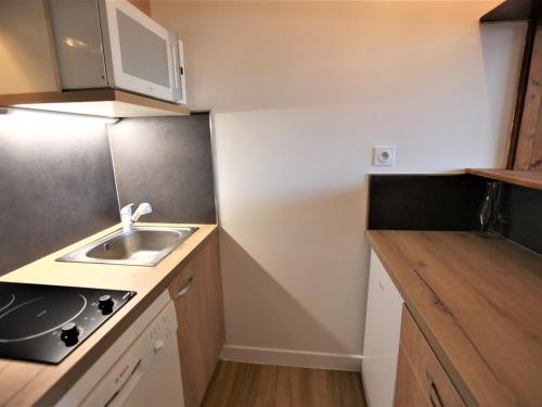 une petite cuisine avec un évier et un comptoir dans l'établissement Appartement 2 pièces cabine 6 pers avec balcon à Avoriaz, WIFI - FR-1-314-146, à Avoriaz