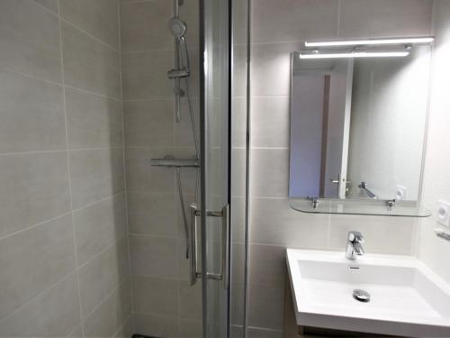 une salle de bain avec une douche, un lavabo et un miroir dans l'établissement Appartement 2 pièces cabine 6 pers avec balcon à Avoriaz, WIFI - FR-1-314-146, à Avoriaz