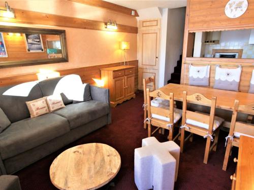 un salon avec un canapé et une table dans l'établissement Charmant appart 6 pers avec balcon sud, centre Avoriaz, proche pistes et commodités - FR-1-314-178, à Avoriaz