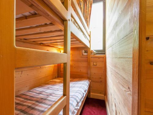 - une chambre avec 2 lits superposés dans une cabine dans l'établissement Charmant appart 6 pers avec balcon sud, centre Avoriaz, proche pistes et commodités - FR-1-314-178, à Avoriaz