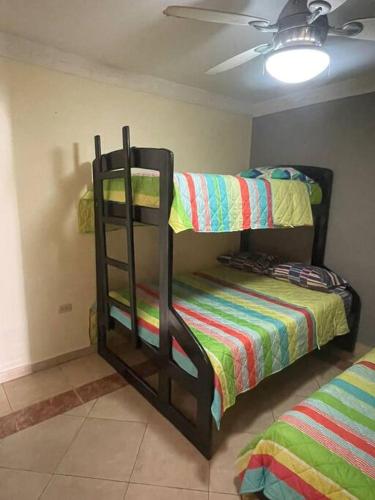 sypialnia z 2 łóżkami piętrowymi i sufitem w obiekcie Apartamento 2 habitaciones w mieście Barranquilla