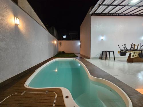 Kolam renang di atau dekat dengan Casa espaçosa, mesa de sinuca e piscina aquecida!