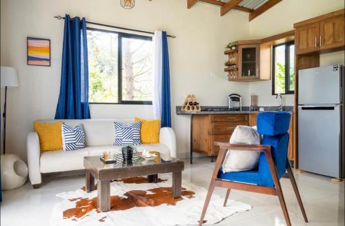 a living room with a couch and a table at Villa Ladera de la Montańa in Jarabacoa