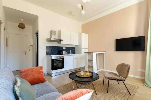 un salon avec un canapé et une table dans l'établissement Appart cosy à 1’ du Cours Julien (Climatisé), à Marseille