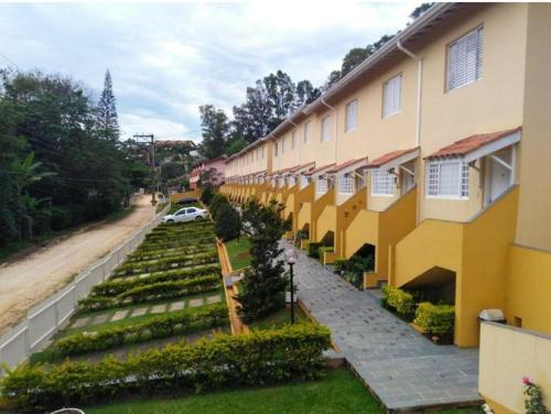 an overhead view of a building with a garden at Residencia Pereira in Serra Negra