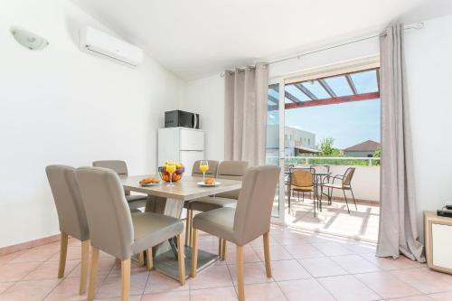 Apartments with parking space Kastel Stafilic, Kastela - 20843