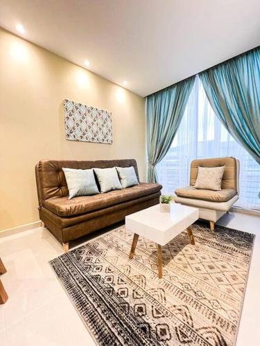 a living room with a couch and a table at 401S Refugio para ti en Ibague in Ibagué
