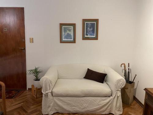 a white couch sitting in a living room at Departamento Recoleta. Inmejorable ubicación. in Buenos Aires