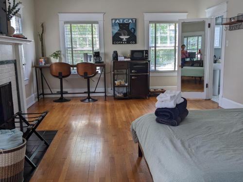 um quarto com uma cama, uma mesa e cadeiras em Sunny Efficiency In Historic Home em Durham