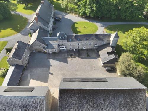 una vista aérea de un castillo con un edificio en Annexe of a magnificent tastefully renovated en Ouffet