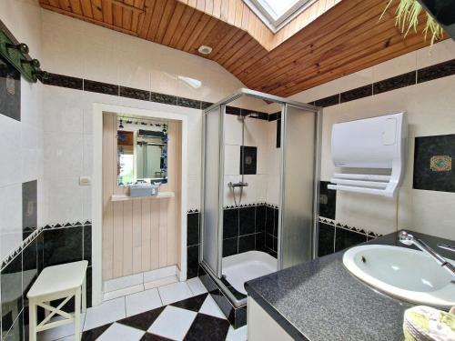 Ένα μπάνιο στο Holiday Home Locquirec with Stunning Sea View