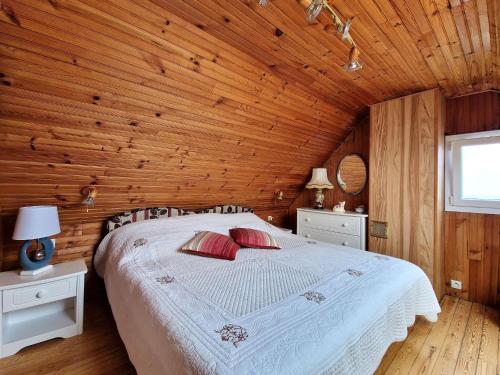 Ένα ή περισσότερα κρεβάτια σε δωμάτιο στο Holiday Home Locquirec with Stunning Sea View