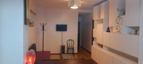sala de estar con TV y silla en Hermoso departamento Excelente Ubicación Equipado y Funcional en Buenos Aires