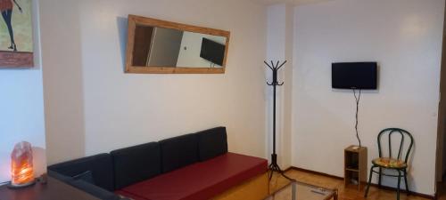 sala de estar con sofá y espejo en Hermoso departamento Excelente Ubicación Equipado y Funcional en Buenos Aires