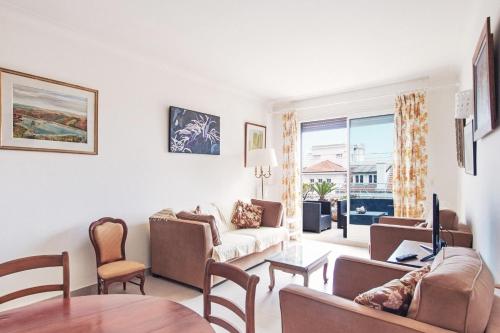 - un salon avec un canapé et une table dans l'établissement Fleurs de Nice furnished flat, à Nice