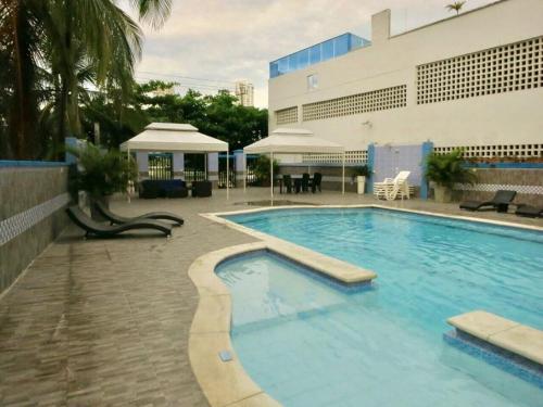 a large swimming pool in front of a building at Apartamento familiar. in Cartagena de Indias