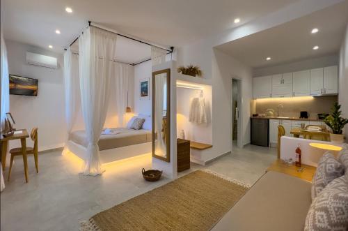 um quarto com uma cama e uma sala de estar em Aegean Balcony Studio em Áno Meriá