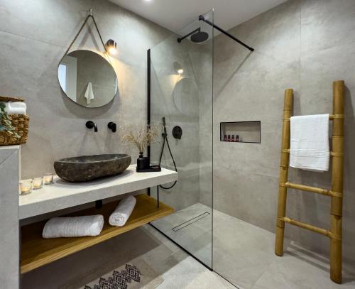 y baño con lavabo y ducha. en Aegean Balcony Studio, en Áno Meriá