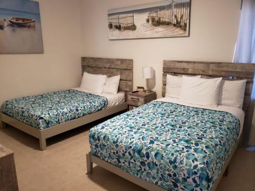 a bedroom with two beds and a table at Corona Del Sol 1003, Puerto Peñasco, Las Conchas in Puerto Peñasco