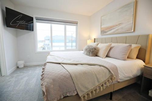 Ένα ή περισσότερα κρεβάτια σε δωμάτιο στο Modern Retreat With 4 King Beds, Airport, Disney+
