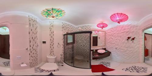 ein rosafarbenes Zimmer mit rosa Sonnenschirmen an der Decke in der Unterkunft Mansão Dubai in Santa Cruz Cabrália