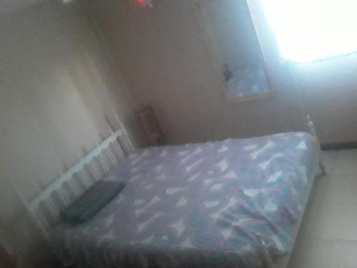 Bett in einem Zimmer mit hellem Licht in der Unterkunft Cabaña Omnia in Pocito