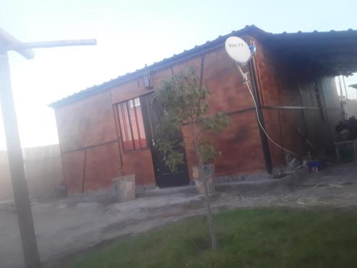 ein Haus mit Straßenbeleuchtung davor in der Unterkunft Cabaña Omnia in Pocito