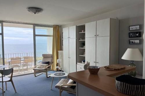 un salon avec vue sur l'océan dans l'établissement Studio vue mer 2eme étage thalasso 79, à Quiberon