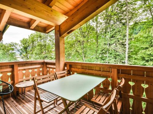 - une terrasse couverte avec une table et des chaises dans l'établissement Appartement T3 Neuf aux Gets - Près des Pistes, 2 Parkings + Box, Linge Inclus - FR-1-685-71, aux Gets