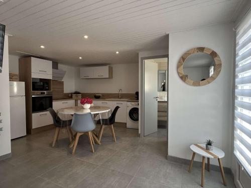 une cuisine et une salle à manger avec une table et des chaises dans l'établissement Maison cosy avec terrasse, 4 pers., proche centre Noirmoutier - FR-1-224B-195, à Noirmoutier-en-l'lle