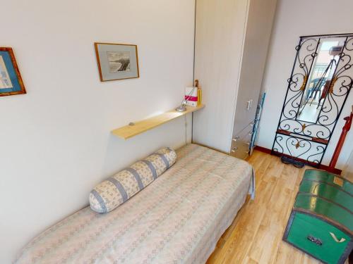 Un dormitorio pequeño con una cama en una habitación. en Studio spacieux avec terrasse face mer et coin nuit, proche plages et commerces, à 10 min de Monaco - FR-1-196-337, en Roquebrune-Cap-Martin