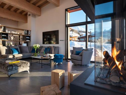 Gallery image of Grand chalet avec piscine intérieure, spa et salle de jeux - FR-1-686-31 in Arc 1800