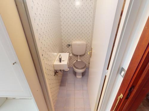 Un baño pequeño con inodoro y lavabo. en Studio spacieux avec terrasse face mer et coin nuit, proche plages et commerces, à 10 min de Monaco - FR-1-196-337, en Roquebrune-Cap-Martin
