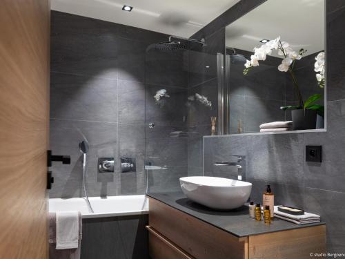 une salle de bain avec un lavabo et une douche en verre dans l'établissement Grand chalet avec piscine intérieure, spa et salle de jeux - FR-1-686-31, à Arc 1800