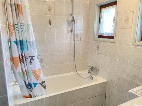 Das Bad ist mit einer Dusche und einer Badewanne ausgestattet. in der Unterkunft Appartement Les Gets, 3 pièces, 6 personnes - FR-1-623-343 in Les Gets