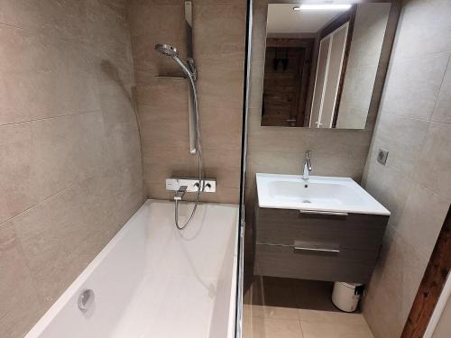 une salle de bain avec une baignoire, un lavabo et une douche dans l'établissement Appartement prestige 6 pers, centre Les Gets, à 150m des pistes, avec terrasse et équipements luxueux - FR-1-598-147, aux Gets