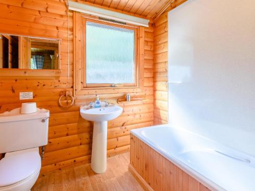 y baño con aseo, lavabo y bañera. en Scandinavian Lodge - Uk37188 en Legbourne