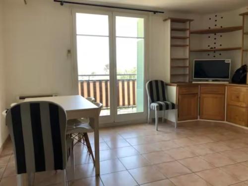 a living room with a desk and a television at Très bel appartement Nice vue mer in Nice