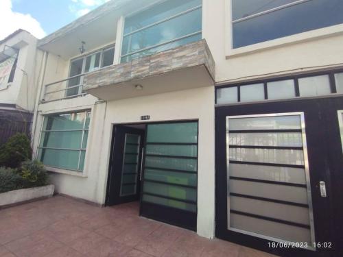 une maison avec une porte de garage noire dans l'établissement Cornelio's House, à Bogotá