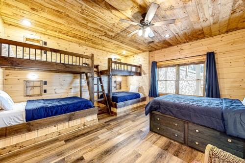 2 literas en una habitación con paredes de madera en Liberty Call, en Blue Ridge