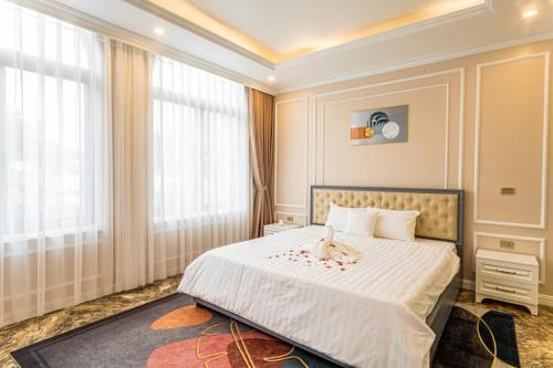 Phúc YênにあるL'ama Villa Đại Lải - Venuestayのぬいぐるみが置かれたベッドのある寝室