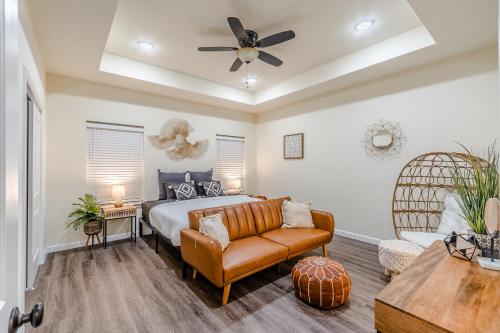 - une chambre avec un lit, un canapé et un ventilateur dans l'établissement The Urban Haven of Fort Worth, à Fort Worth