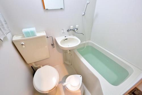 y baño con aseo, lavabo y bañera. en 大井町アパートメントホテル豊強ビル301 en Tokio