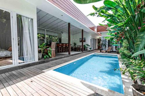 uma piscina no quintal de uma casa em Villa Panthera Bali em Uluwatu
